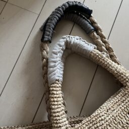 カゴバッグの持ち手に布を縫い付け
