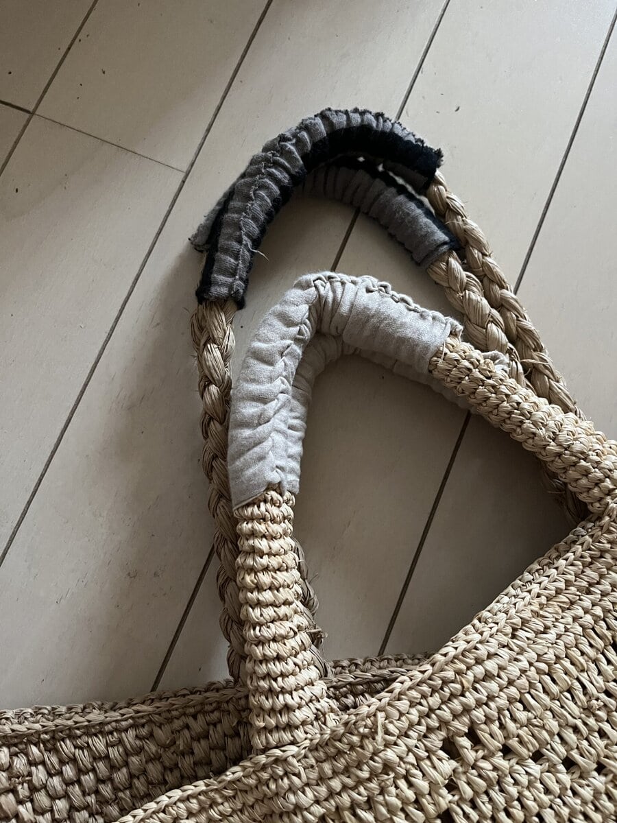 カゴバッグの持ち手に布を縫い付け