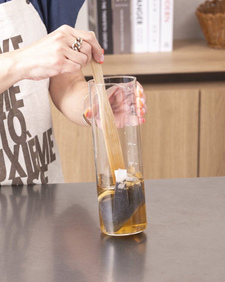 【2】コーヒーバッグが浸る程度に水を入れコーヒー成分を水になじませる