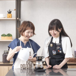 （右）UCCコーヒーアカデミー講師　村田果穂さん、（左）素敵なあの人読者　小西まどかさん