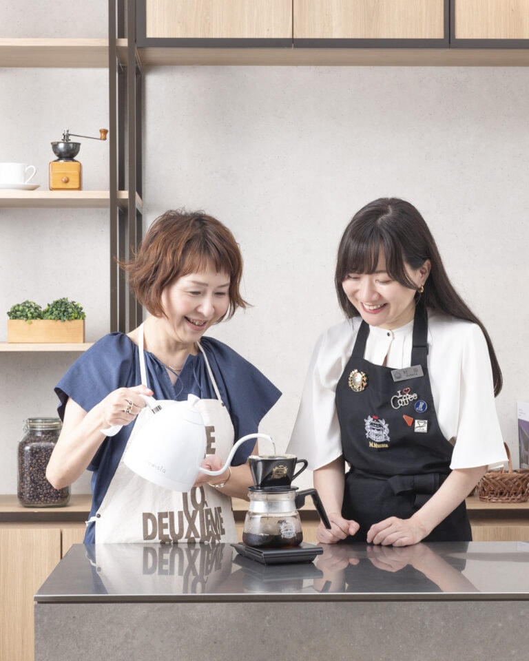 （右）UCCコーヒーアカデミー講師　村田果穂さん、（左）素敵なあの人読者　小西まどかさん