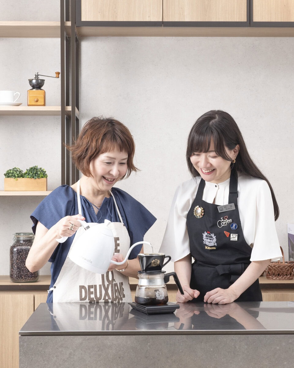 （右）UCCコーヒーアカデミー講師　村田果穂さん、（左）素敵なあの人読者　小西まどかさん