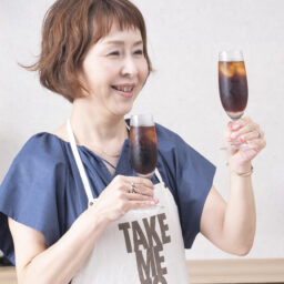 「水出し」「急冷式」で淹れたコーヒーを飲み比べる、小西まどかさん