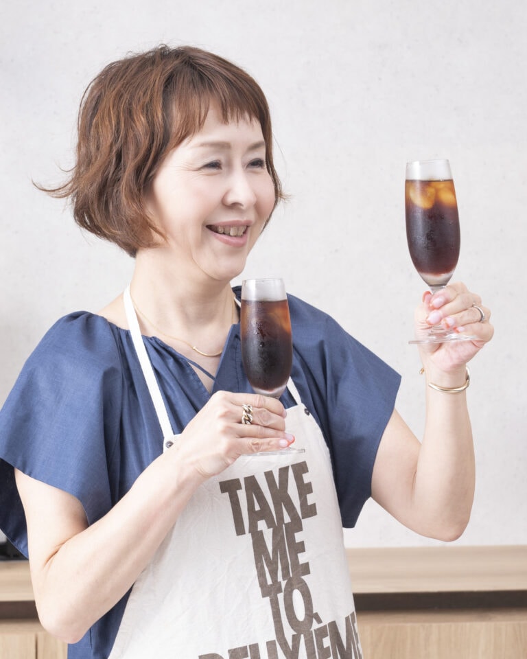 「水出し」「急冷式」で淹れたコーヒーを飲み比べる、小西まどかさん
