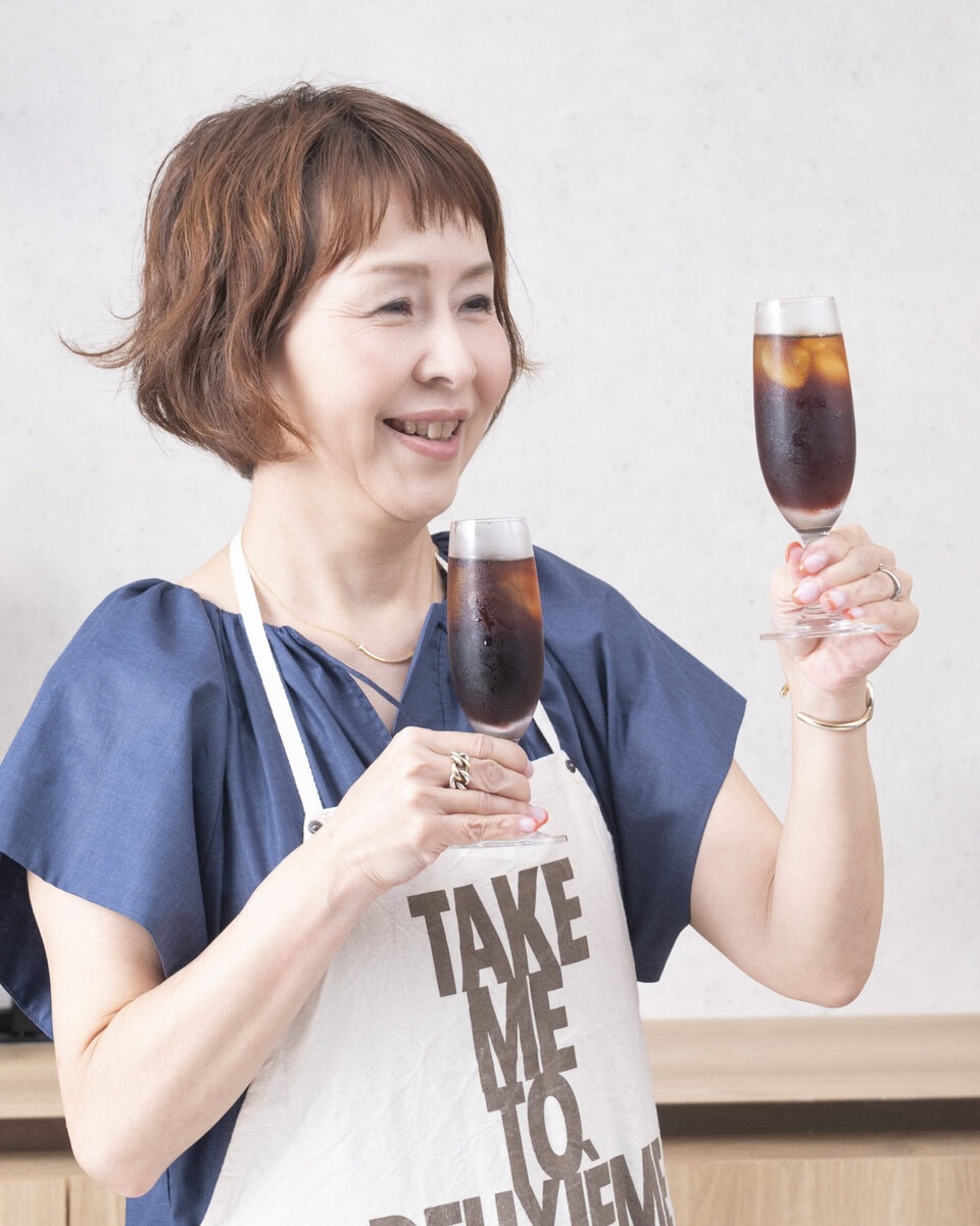 「水出し」「急冷式」で淹れたコーヒーを飲み比べる、小西まどかさん