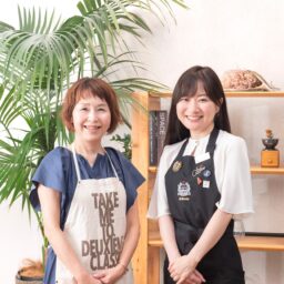 （右）UCCコーヒーアカデミー講師　村田果穂さん、（左）素敵なあの人読者　小西まどかさん