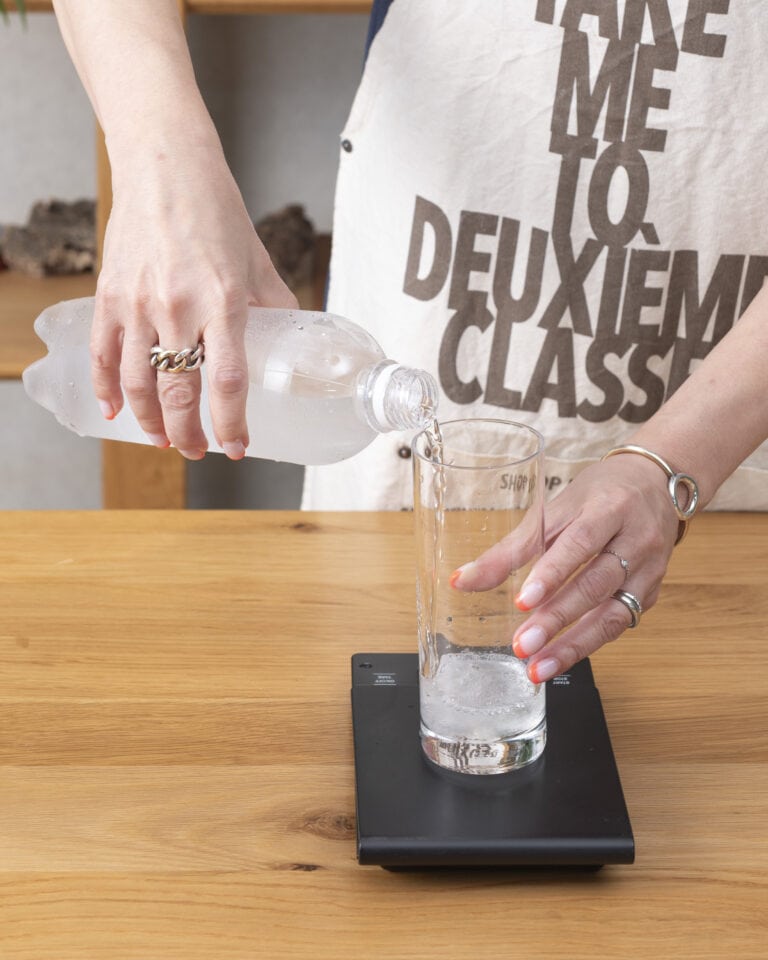 【2】炭酸水を注ぐ