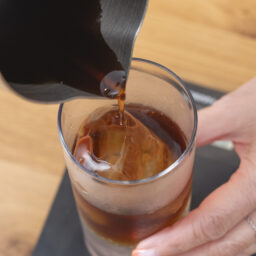 【5】アイスコーヒーを注ぐ