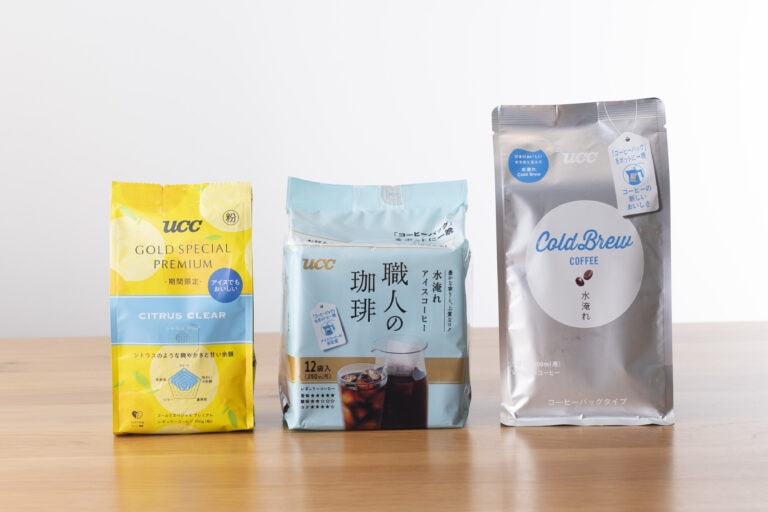 （右）UCC Cold Brew コーヒーバッグ 水淹れアイスコーヒー 4P ￥970、（中）職人の珈琲 コーヒーバッグ 水淹れアイスコーヒー 12袋　￥754、（左）【期間限定】UCC GOLD SPECIAL PREMIUM 炒り豆 シトラスクリア 150g（豆）￥894／UCC上島珈琲