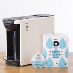 （右）鑑定士の誇り　アイスコーヒー 12P_N1O2 ¥1,088、（左）UCC ドリップポッド DP3 ¥13,200／UCCドリップポッドストア