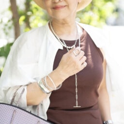 シルバーアクサリーのレイヤードで大人の涼感を