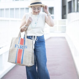 ノースリーブ… ユニクロU、デニム…プラージュ、シャツ…フレディアンドグロスター、サンダル…ビルケンシュトック 、ロゴ入りトートバッグ… メイゾンベンガル