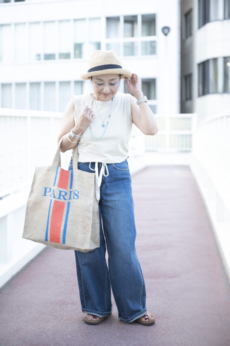 ノースリーブ… ユニクロU、デニム…プラージュ、シャツ…フレディアンドグロスター、サンダル…ビルケンシュトック 、ロゴ入りトートバッグ… メイゾンベンガル