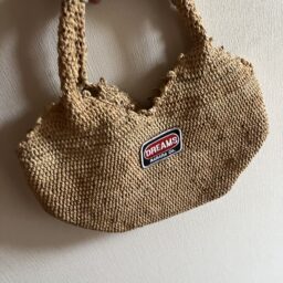 カゴバッグに市販のワッペンを縫い付けてワンポイントに