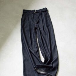 デニムパンツ¥2,990／ジーユー