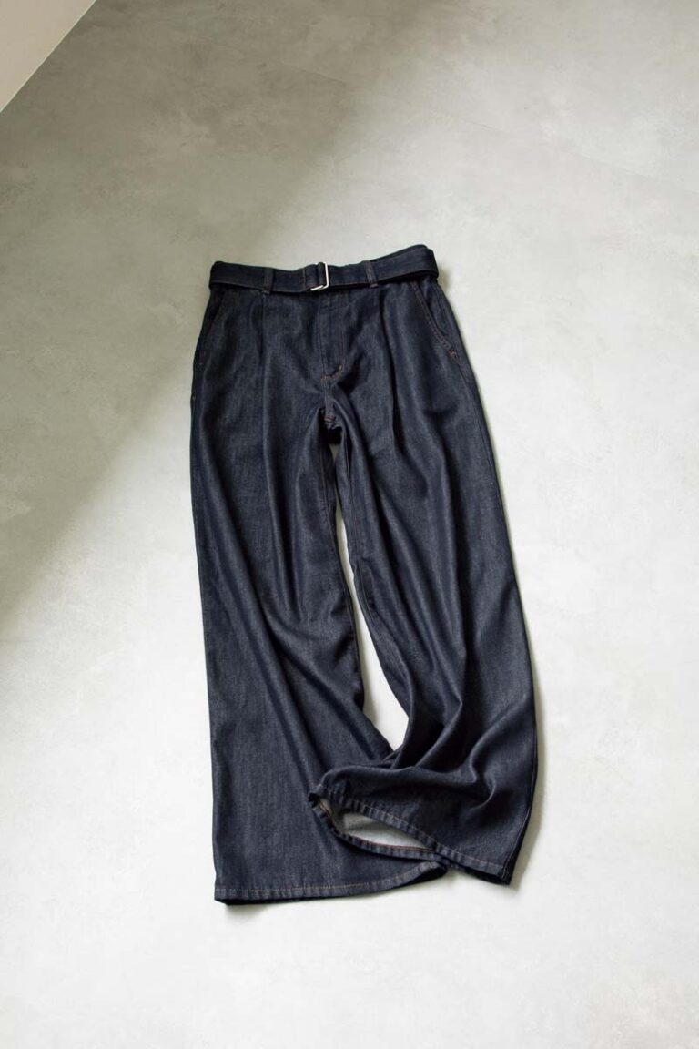 デニムパンツ¥2,990／ジーユー