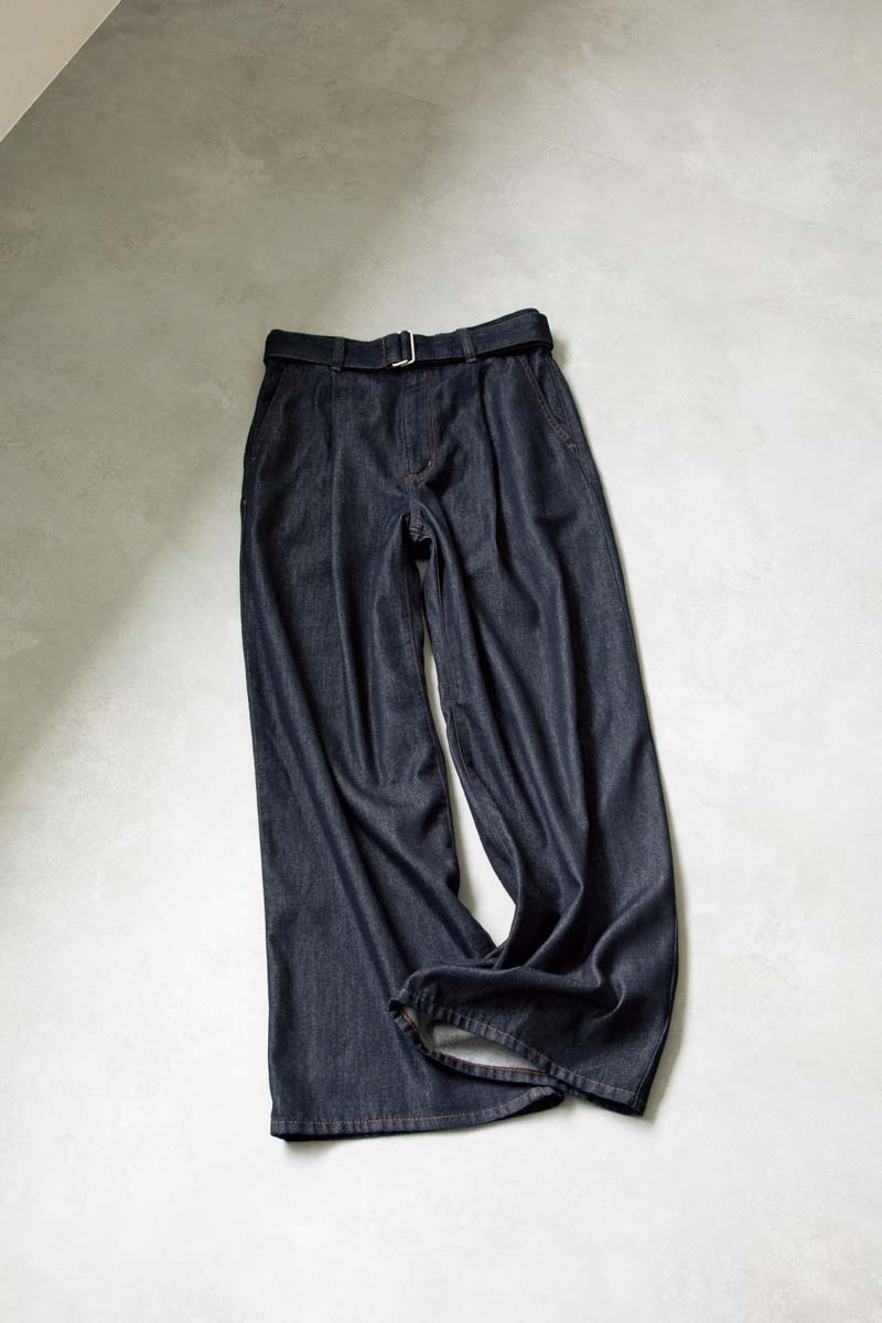 デニムパンツ¥2,990／ジーユー