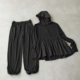 ラッシュガードフーディ¥7,990、パンツ¥7,990／ともにアンフィーロ