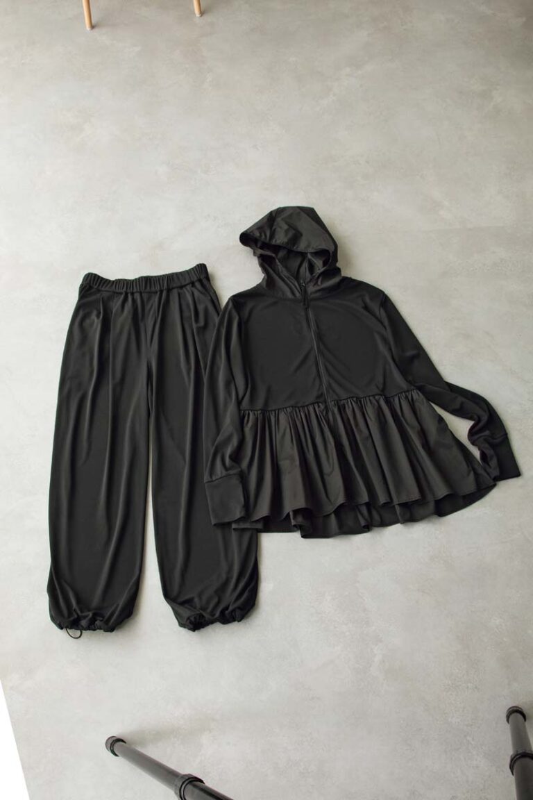 ラッシュガードフーディ¥7,990、パンツ¥7,990／ともにアンフィーロ