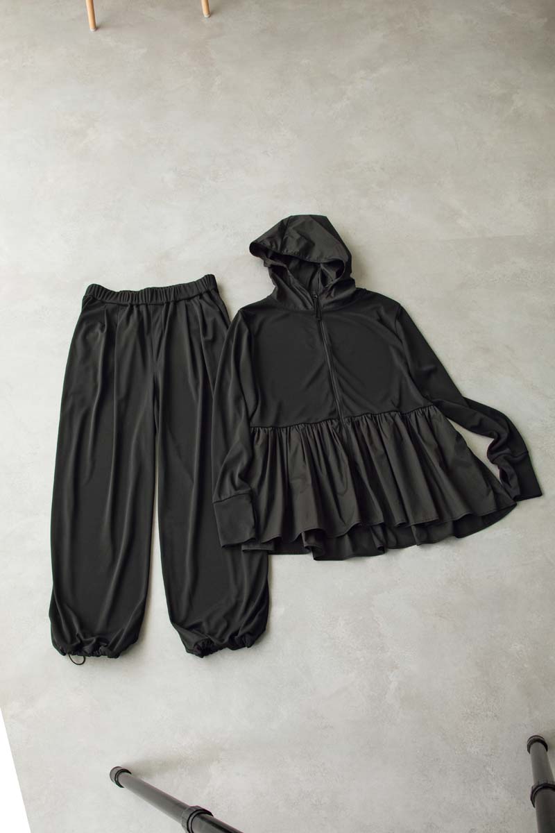 ラッシュガードフーディ¥7,990、パンツ¥7,990／ともにアンフィーロ