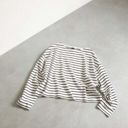 カットソー¥5,990／アンフィーロ