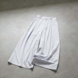 パンツ¥18,700／アンクレイヴ