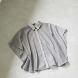 ブラウス¥8,990／プラステ
