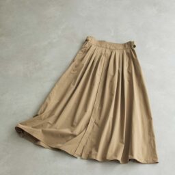 スカート¥25,300／レリル（マイク・グレー）