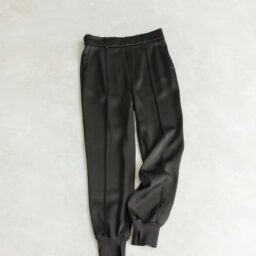 パンツ¥36,900／ティーチ
