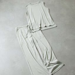 カットソー¥1,290、パンツ¥1,990／ともにジーユー