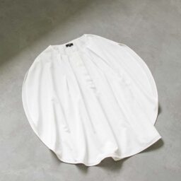 ブラウス¥9,990／プラステ