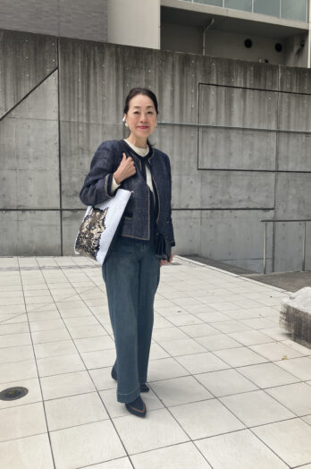 【60代お手本スナップ】シンプルでも地味見えしない！「自由区」のジャケットに小物でちょっぴり遊び心をプラスした着こなしに注目！