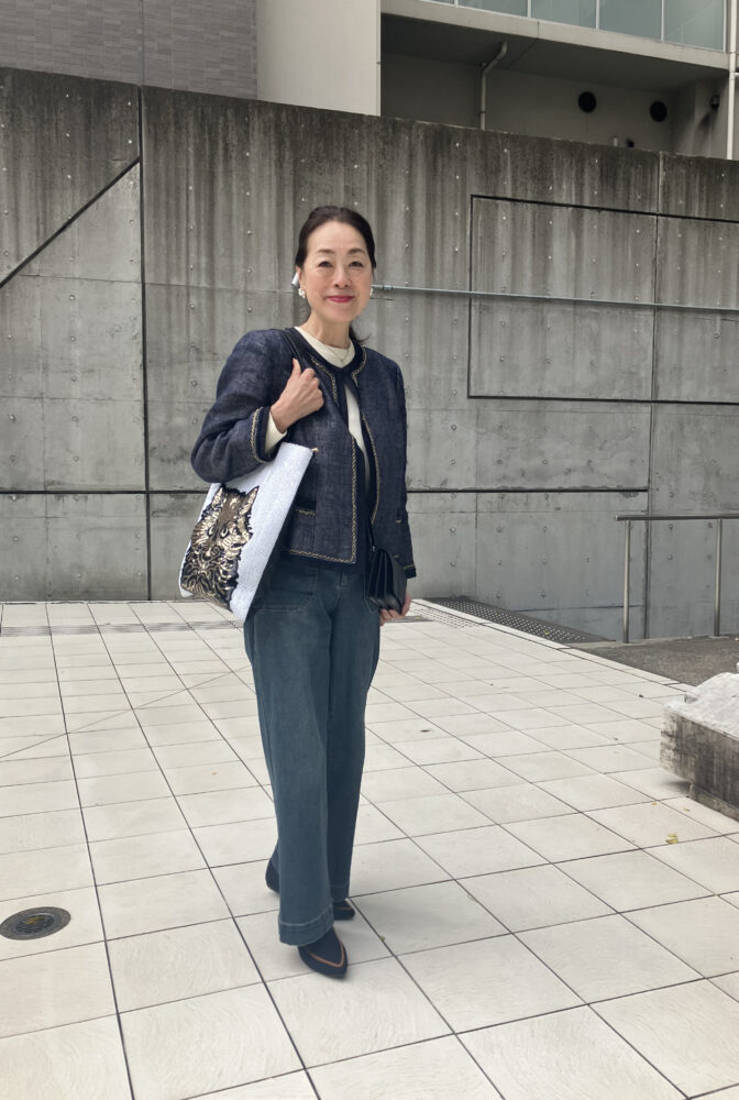 【60代お手本スナップ】シンプルでも地味見えしない！「自由区」のジャケットに小物でちょっぴり遊び心をプラスした着こなしに注目！