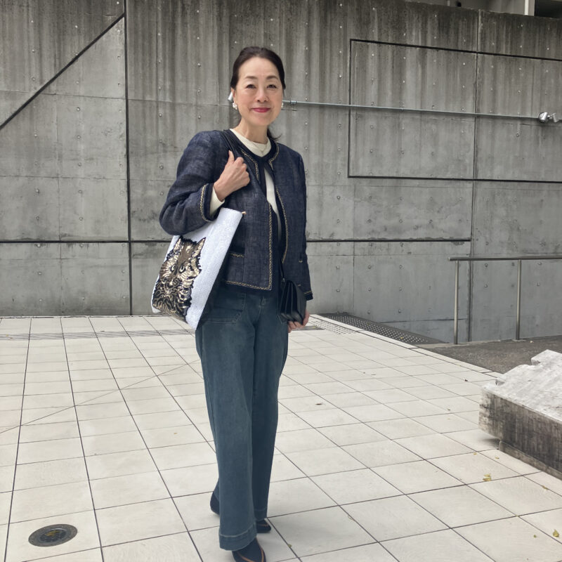 【60代お手本スナップ】シンプルでも地味見えしない！「自由区」のジャケットに小物でちょっぴり遊び心をプラスした着こなしに注目！