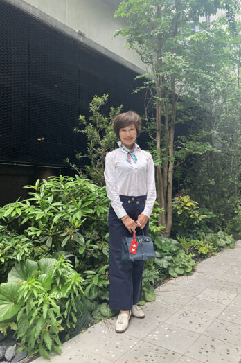 【60代お手本スナップ】シンプルシャツスタイルに、マリンパンツやスカーフでたのしむ初夏コーディネート！