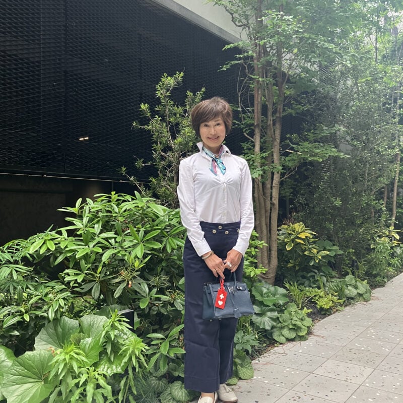 【60代お手本スナップ】シンプルシャツスタイルに、マリンパンツやスカーフでたのしむ初夏コーディネート！