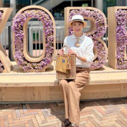 ハット：SASHIKI ニット：SHIPS Qタイ：テーラーコフジ バッグ・チャーム：eb.a.gos パンツ：SHIPS グルカサンダル：CORSO ROMA 9