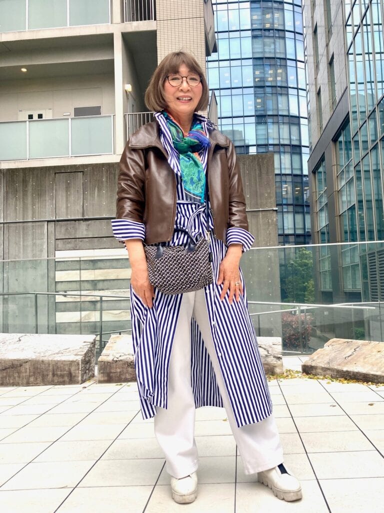 ストライプのシャツワンピースコーデに華やかさをプラスするには？マルチカラーのスカーフで顔まわりを明るくしおしゃれ感を底上げ！