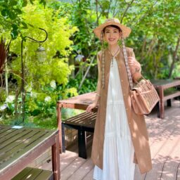 ハット：ear PAPILLONNER ロングジレ：SHIPS ネックレス：CHAN LUU ティアードキャミワンピース：LOUNGEDRESS バッグ：eb.a.gos グルカサンダル：CORSO ROMA 9