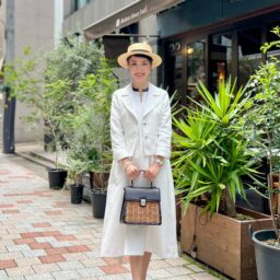 ハット：田中帽子店 ジャケット・ワンピース：SHIPS ネックレス：ear PAPILLONNER バッグ：eb.a.gos パンプス：GALLARDAGALANTE