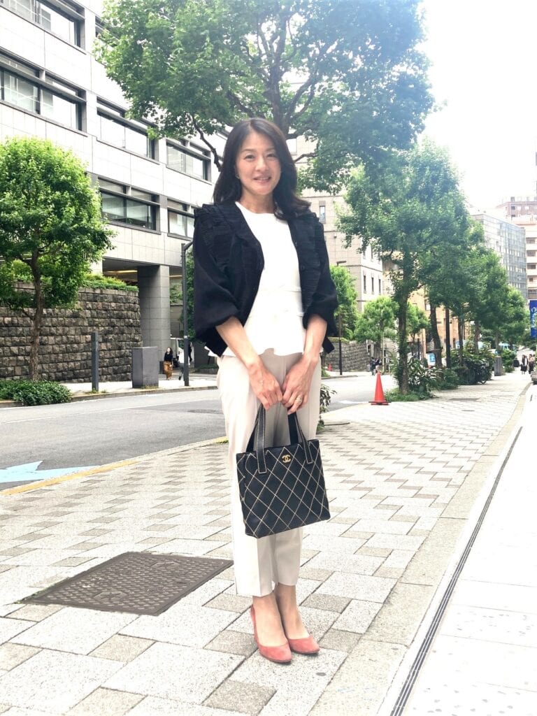 夏のホワイトコーデを大人っぽく着こなすには？黒をポイントに使った上品なスタイリングに注目！