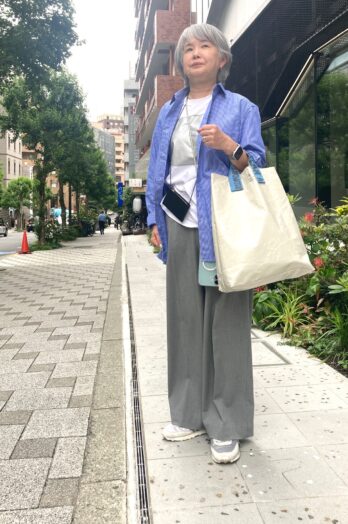 【60代お手本スナップ】暑い夏に爽やかな着こなしをするには？きれい色の「ユニクロ」のオーバーサイズシャツを品よく着こなすコーデに注目！