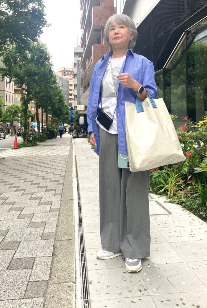 【60代お手本スナップ】暑い夏に爽やかな着こなしをするには？きれい色の「ユニクロ」のオーバーサイズシャツを品よく着こなすコーデに注目！