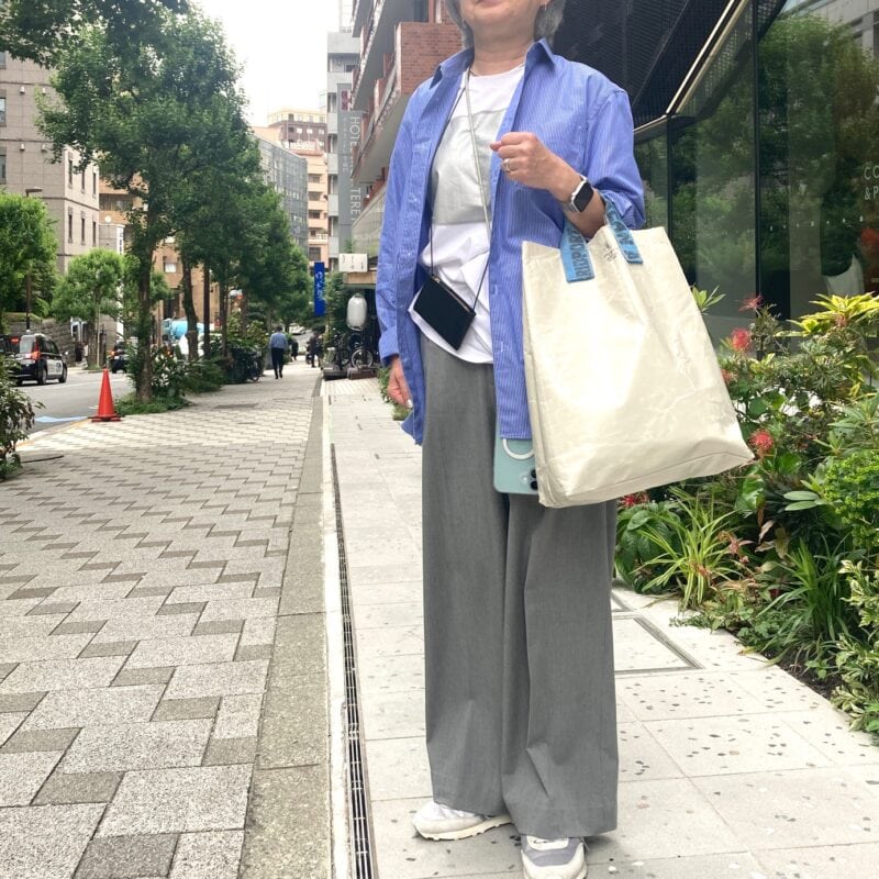 【60代お手本スナップ】暑い夏に爽やかな着こなしをするには？きれい色の「ユニクロ」のオーバーサイズシャツを品よく着こなすコーデに注目！