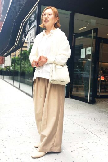 【60代お手本スナップ】夏は白×ベージュで爽やかに！「ミラオーウェン」のワイドパンツでトレンド感を取り入れた大人の上品ワントーンコーデ