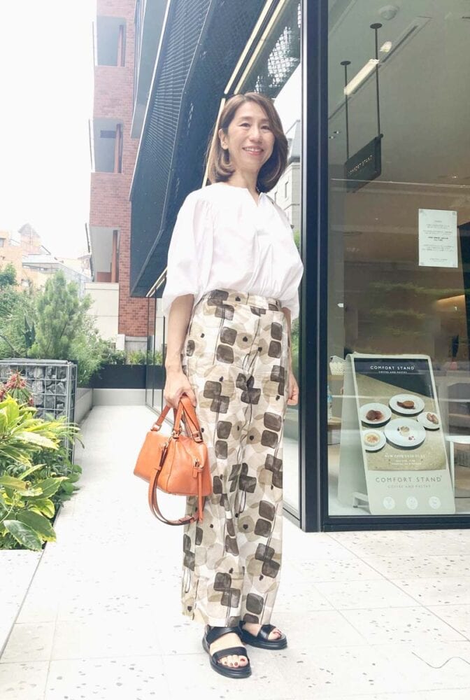 【60代お手本コーデ】夏は白トップス×輝きアクセで上品な華やかさに！大柄パンツでメリハリをつけた大人の品格コーデ