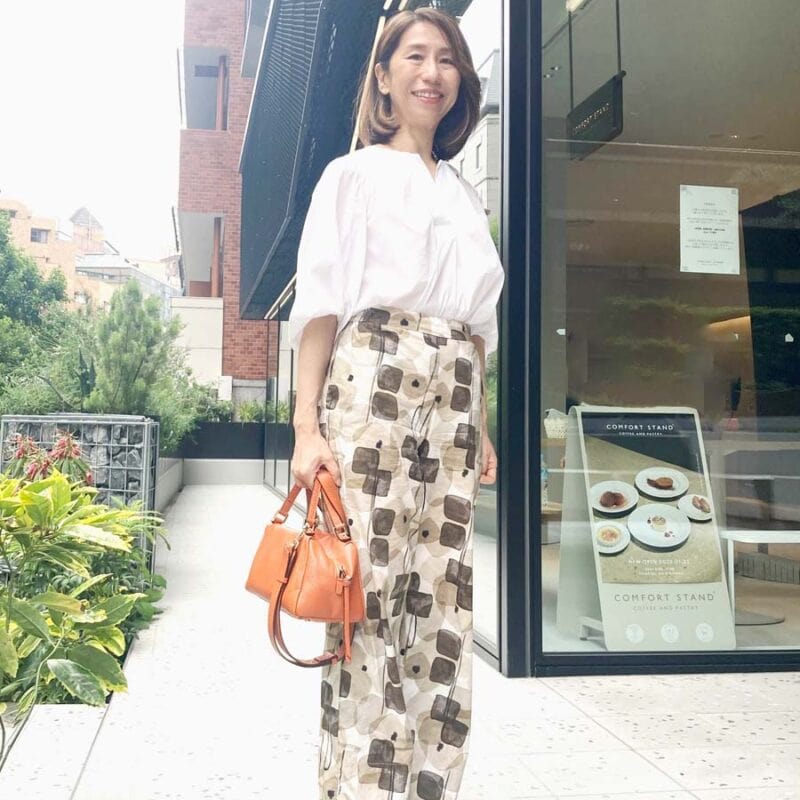 【60代お手本コーデ】夏は白トップス×輝きアクセで上品な華やかさに！大柄パンツでメリハリをつけた大人の品格コーデ
