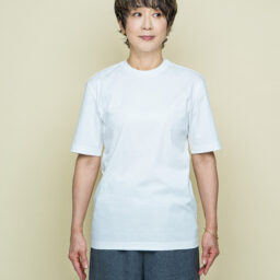 レギュラーサイズショートスリーブTシャツ ￥19,800／ニュイノワール