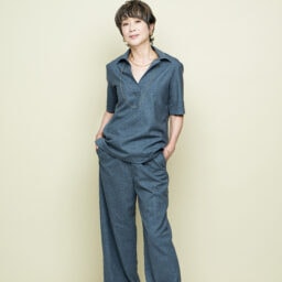 イージーワイドパンツ ￥42,900／ニュイノワール