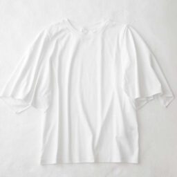 グロスジャージーハンカチーフスリーブTシャツ¥5,990／プラステ